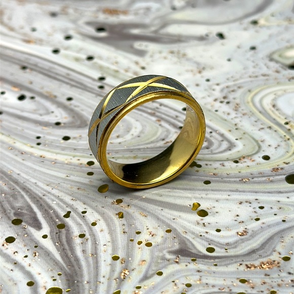 Gold & Silver Ring, Men’s or Women’s Band - Picture 4 of 4